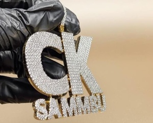จี้เพชรโมอิสซาไนต์แบบ Iced Out รุ่น 'CK Sammbu' เงินแท้ 925 ชุบทอง 18K สไตล์ฮิปฮอป พร้อมจี้ตัวอักษรสำหรับผู้ชาย - Product Image 2