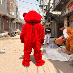 Costume de personnage d'ours en peluche rouge SHIVA TAILOR pour adultes, conçu pour les activités marketing, les divertissements et les célébrations - Product Image 2