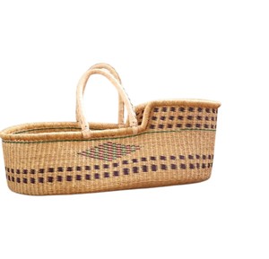Panier à langer élégant en jonc de mer à rayures horizontales, avec un motif diamant central, pour panier à langer en rotin pour enfant. - Product Image 1
