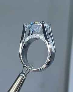 แหวนมอสซาไนต์ทรงรีประดับเพชรแบบพาเว่ ซ่อนรัศมีรอบเพชรเม็ดเดี่ยว ตัวเรือนเงินแท้ 925 ดีไซน์โดดเด่น เหมาะสำหรับเป็นแหวนแต่งงานหรือแหวนแทนใจสำหรับผู้หญิง - Product Image 2