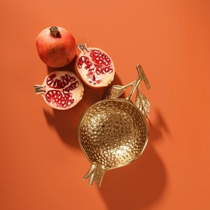 Cuenco de metal dorado con forma de granada para servir aperitivos. Diseño texturizado de alta calidad para decoración de hogares de lujo a precio de mayorista - Product Image 6