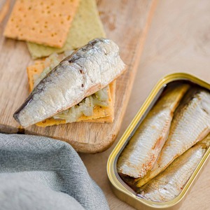 Sardines en conserve premium 100% naturelles, emballées dans de la saumure, en boîtes à ouverture facile - Product Image 3