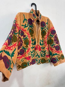Chaqueta de Terciopelo Color Durazno para Mujer con Bordado Floral y de Frutas, Estilo Bohemio, Hecha a Mano, para Festivales - Product Image 2