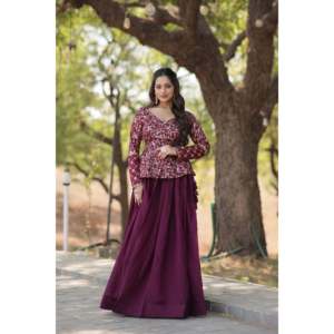 Shimmer Vichitra Pure Dyable Viscose Jacquard Avec Un Design De Fleurs Riches Et Des Paillettes Brodées Travail Lehenga Choli - Product Image 4