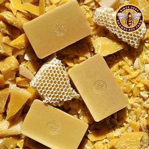 Cera de abejas pura premium de color amarillo y blanco para aplicaciones faciales con un aroma natural a miel cruda y disponible en suministro a granel. - Product Image 4