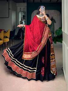 Conjunto de Lehenga Choli listo para usar, especial para Navratri, con bordado Kutchi de diseñador, detalles de encaje jacquard en el borde y tela de rayón. - Product Image 2