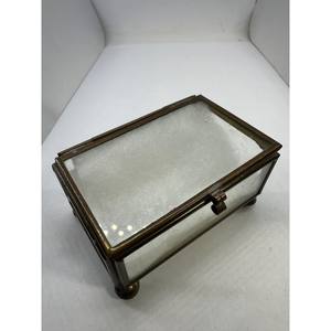 La structure métallique raffinée confère à cette boîte à bijoux un aspect esthétique luxueux et moderne. - Product Image 1