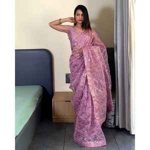 Sari en soie de créateur avec bordure en dentelle brodée et châle en Zari Dori - Product Image 1