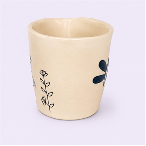 Jarrón de Cerámica Mahaguthi en Forma de Corazón con Diseño de Libélula y Flores, Estilo Minimalista, Forma Irregular, Hecho a Mano - Product Image 2