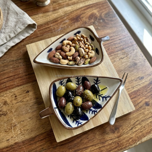 Plateau de service contemporain en poterie, ensemble d'assiettes en céramique en forme de feuille, fait main, écologique, passe au lave-vaisselle, ensemble de service pour apéritifs et collations - Product Image 3