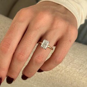 Bague inspirée de la nature avec diamant de laboratoire de 2,5 carats taille radiant E VVS2, halo caché, sertissage lotus tulipe, certifiée IGI - Product Image 3