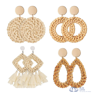 Boucles d'oreilles créoles en bois faites à la main, forme goutte d'eau, élégantes et tendance, motif lotus bleu Vivian Vo, pour femmes, idéales pour les soirées – Meilleures ventes - Product Image 1