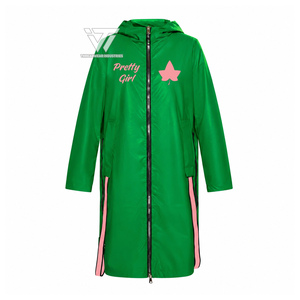 เสื้อผ้าสั่งทำสำหรับชมรมหญิงชาวกรีก ปักลายอัลฟา ขายส่ง |   คาปา |   เสื้อกันลมแบบยาว Alpha Anorak เสื้อกันฝน - Product Image 1