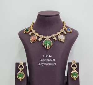 สร้อยคอพร้อมต่างหูดีไซน์เนอร์ 12412 ชุบทองเหลือง แรงบันดาลใจจาก Sabyasachi สำหรับงานแต่งงานและงานเลี้ยงของผู้หญิง - Product Image 1