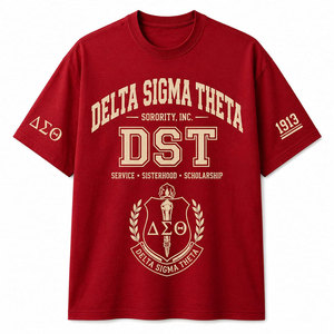 เดลต้า ซิกมา ทีตาเสื้อยืดแขนสั้นสีแดงพร้อมตัวอักษรกรีกและดีไซน์ปี 1913 สำหรับผู้ชายสวมใส่ลำลอง - Product Image 5
