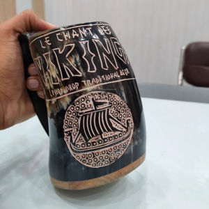 Mug en corne authentique, artisanal, éco-responsable, style Viking, avec symbole de bateau, fabriqué en Inde, vente en gros. - Product Image 1