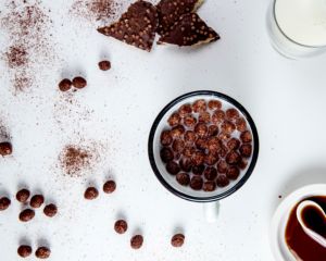 Copos de chocolate crujientes secos de marca privada de 250 g y 500 g, cereal saludable para el desayuno, sin OMG, calidad premium de exportación - Product Image 1