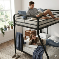 Lit superposé moderne noir en métal, double sur grand lit, avec échelle inclinée, barrière haute et bords arrondis pour chambre d'enfant