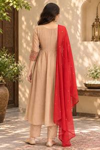 Traje Anarkali de seda beige al por mayor con dupatta roja en contraste y puños bordados - Product Image 4