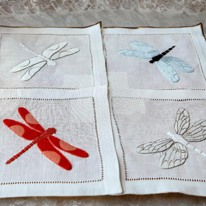 Servilletas de cóctel de lino Flight of Dragonflies: servilletas de bebida reutilizables 100% de lino natural, elegante diseño inspirado en la naturaleza - Product Image 4