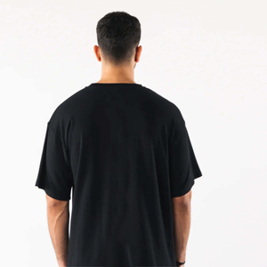 เสื้อยืดแขนสั้นผู้ชายพรีเมียม ทรงโอเวอร์ไซส์ ผ้าถัก 100% คอตตอน ดีไซน์เรียบง่าย คุณภาพสูง โลโก้ด้านหน้า เป็นมิตรต่อสิ่งแวดล้อม - Product Image 3
