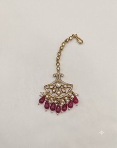 Bijou de tête ethnique festif plaqué or antique avec pierres Kundan et perles, idéal pour mariage, vente en gros - Product Image 1