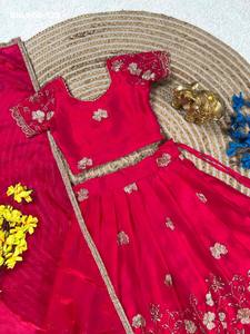 Magnifique ensemble de lehenga, blouse et dupatta en soie Sindhore aux couleurs éclatantes, avec broderies, pour enfants - Fournisseur d'Inde - Product Image 2