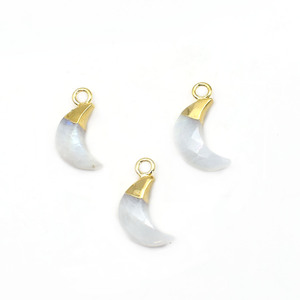 Amuleto de Luna Creciente de Piedra Lunar Natural |   Diseño de colgante chapado en oro de 5x16 mm - Product Image 2