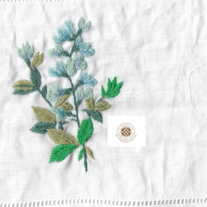 Serviette en lin avec broderie d'hortensia bleu, les tons doux créent une ambiance calme et relaxante pour l'heure du thé et les réunions. - Product Image 2