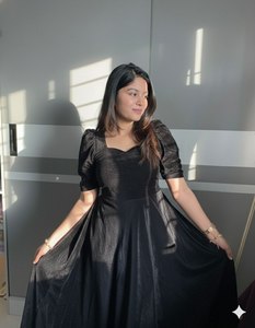 Robe pour femme en velours doux de qualité supérieure, entièrement doublée, manches courtes, coupe élégante et confortable, noire, tenue de soirée, tenue tendance - Product Image 3
