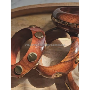 Bracelet en bois poli fait main, forme rectangulaire avec clous en laiton, finition naturelle, pour femme, accessoire de mode ethnique, artisanat en bois - Product Image 5