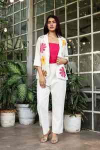 Conjunto de 3 Piezas Blanco para Mujer, Blazer Bordado con Pantalones Cómodos de Algodón, al Mejor Precio al por Mayor - Product Image 3