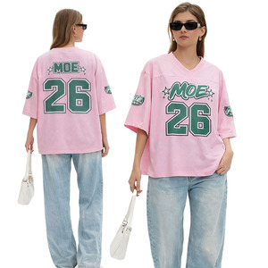 เสื้อฟุตบอลอเมริกันโอเวอร์ไซส์ ระบายอากาศได้ดี ป้องกันรังสียูวี แห้งเร็ว เสื้อตาข่ายสีชมพู สตรีทแวร์ คอวี พิมพ์ลาย 26 ตัว ทรงหลวม เสื้อฤดูร้อน - Product Image 3