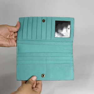 Porta Pasaportes de Cuero Genuino de Primera Calidad Walla, Cierre de Botón Corto, Función Antirrobo, Color Personalizado, para Mujer - Product Image 2