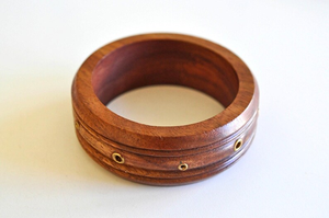 Brazalete de madera ancho y grueso. Brazalete de madera con crestas torneadas y detalles en latón, de la marca Natural Crafts - Product Image 6