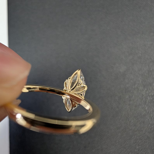 แหวนหมั้นเพชรเม็ดเดี่ยวทรงมาควิส 3 กะรัต เพชรเลี้ยงในห้องปฏิบัติการ ตัวเรือนทอง 14K ชุบโรเดียม ดีไซน์หรูหรา พร้อมตะกร้าดอกไม้ - Product Image 2