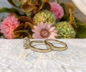 Lurba Jewels - Juego de Anillos de Compromiso y Boda de Moissanita con Corte Ovalado de 1.50 Quilates, con Engaste de Puntas, Estilo Lujoso, Oro Amarillo Real de 14k - Product Image 4