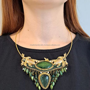 Collier brodé de perles de verre gracieuses Mélange parfait d'artisanat traditionnel et d'élégance contemporaine - Product Image 1