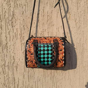 Bolsa de Viaje de Cuero Genuino 100% de Lujo, Nueva, Último Modelo, Hecha a Mano, con Diseño Floral Tallado, Resistente al Agua - Product Image 3