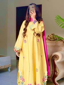 Ensemble ethnique jaune en soie pure, longueur ras du sol, coupe classique, avec broderie florale et dupatta pour femme - Toutes saisons - Product Image 4