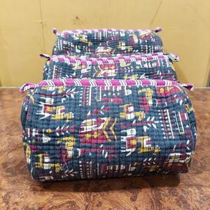 Juego de Tres Bolsas de Maquillaje de Algodón Acolchado Indio, Ecológicas, con Estampado a Mano, de Gran Capacidad, Resistentes al Agua, para Primavera/Invierno - Product Image 5