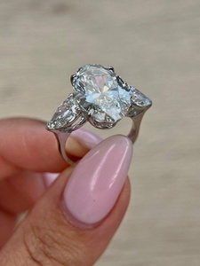 Anillo de Compromiso con Tres Piedras de Diamante Ovalado Cultivado en Laboratorio de 10 Quilates, Certificado por IGI - Product Image 3