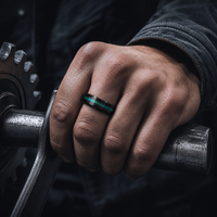 Bague de mariage Galaxy pour homme en carbure de tungstène noir martelé de 8 mm avec incrustation d'opale verte concassée, ajustement confortable, vente en gros