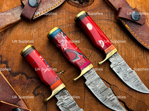 Cuchillo de caza hecho a mano de acero de Damasco con hoja de punta clip, mango de resina, bolster de latón y funda de cuero. - Product Image 3