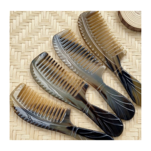 Peigne en corne de buffle poli à la main, classique, réglable et portable Celestial Tames, qui transforme les cheveux épais et indisciplinés en des cheveux soyeux et parfaits. - Product Image 5