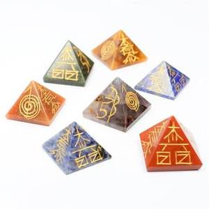 Pyramide de guérison en cristal naturel avec gravure, pyramide énergétique Reiki 7 chakras, pyramide en pierres précieuses gravées pour la méditation - Product Image 5