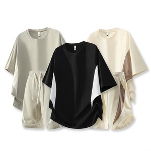 Ensemble deux pièces de luxe haut de gamme respirant avec broderie de logo personnalisée OEM, t-shirt à manches courtes et short, prix usine Chine - Product Image 1