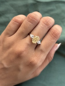 Bague en diamant taille ovale or jaune 14 carats, diamant de laboratoire certifié IGI, joaillerie fine, éclat radieux, fiançailles, mariage, beauté intemporelle - Product Image 3