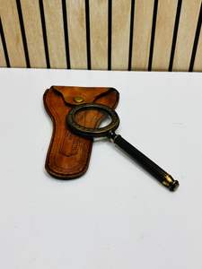 Lupa de Mano Moderna de 2.5'' de Latón y Cuero con Marco y Asa Grabados |   Lupa de Inspección Vintage (Hecha a Mano) - Product Image 4