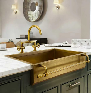 Fregadero doble de cobre estilo granja con diseño floral y de volutas en relieve en el tablero frontal, al por mayor. - Product Image 2
